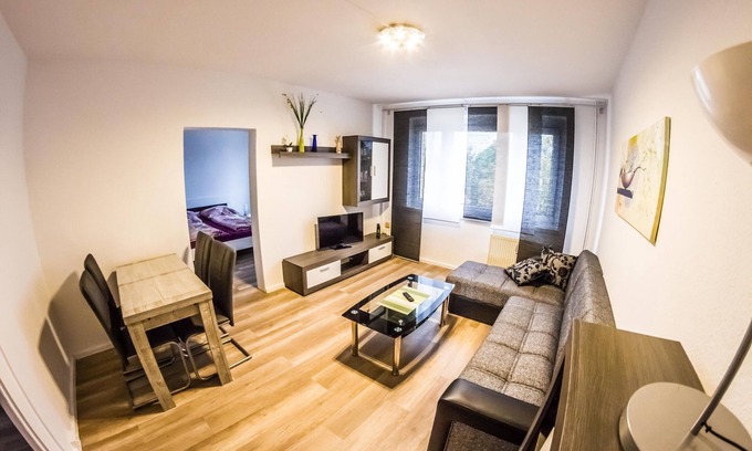 Leutzsch Apartment | Apartment L Near the center with Wi-Fi and washing machine