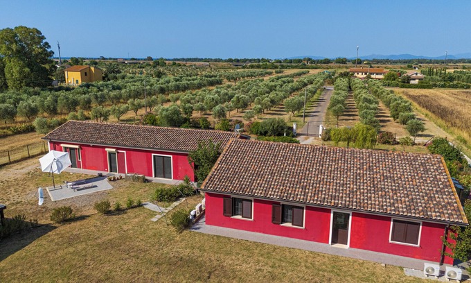 Riotorto Apartment | Apartment 'La Casa Rossa' with Shared Terrace, Wi-Fi and Air Conditioning