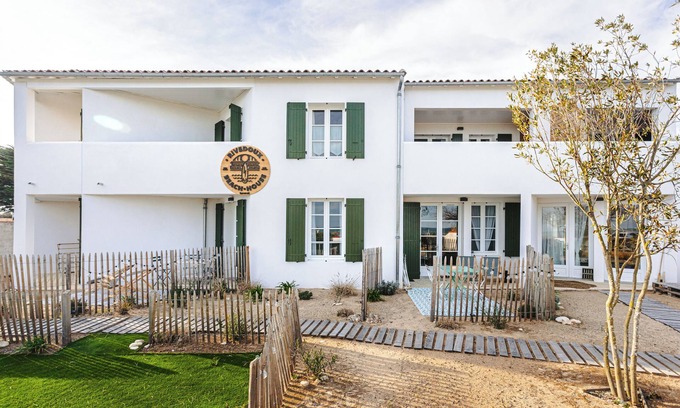 Rivedoux-Plage Apartment | Apartment 'La Dune, Appart Familial Vue Mer' with Sea View, Private Terrace and Wi-Fi