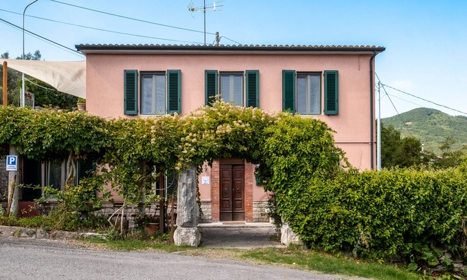 Bagni San Filippo Apartment | Apartment 'La Balena Rosa' with Private Terrace and Wi-Fi