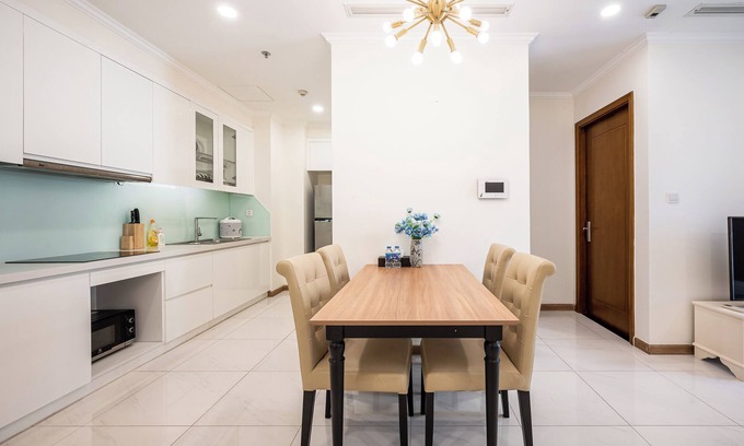 Hang Xanh Apartment | Apartment Landmark 81 by Urban Home