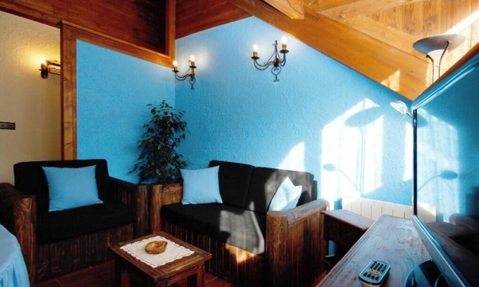 Borrastre Apartment | Apartment 'Larrás' with Mountain View, Shared Garden and Wi-Fi