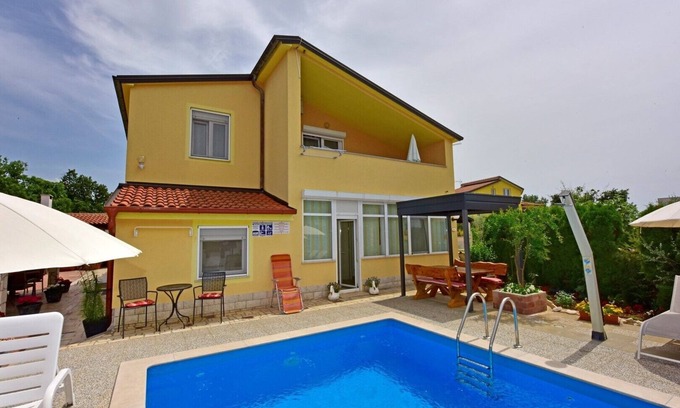 Nova Vas Apartment | Apartment Laura B with shared pool