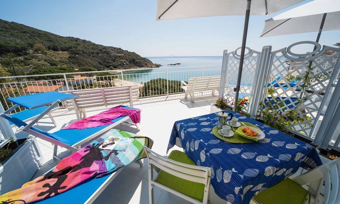 Cavoli Apartment | Apartment 'Le Sirene Mono 7' with Shared Terrace, Wi-Fi and Air Conditioning