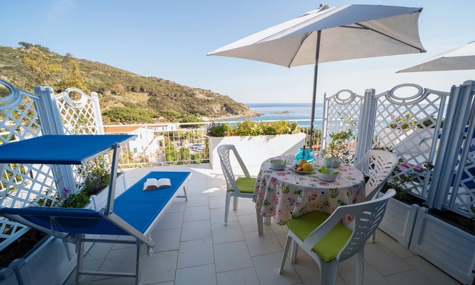 Cavoli Apartment | Apartment 'Le Sirene Mono 4' with Shared Terrace, Wi-Fi and Air Conditioning