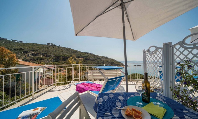 Cavoli Apartment | Apartment 'Le Sirene Mono 9' with Shared Terrace, Wi-Fi and Air Conditioning
