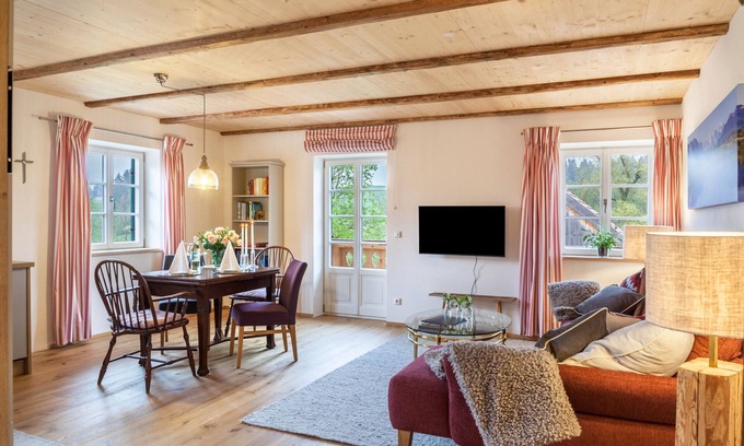 Rottenbuch Apartment | Apartment 'Lisbeth' with Shared Garden, Balcony and Wi-Fi