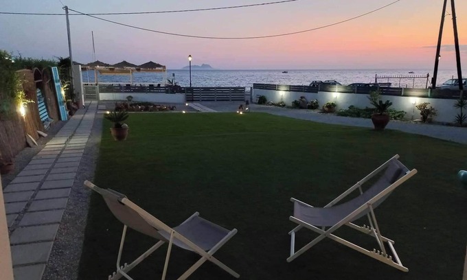 Kokinos Pirgos Apartment | Apartment located on the coastline of Kokkinos Pirgos with sea and beach view.