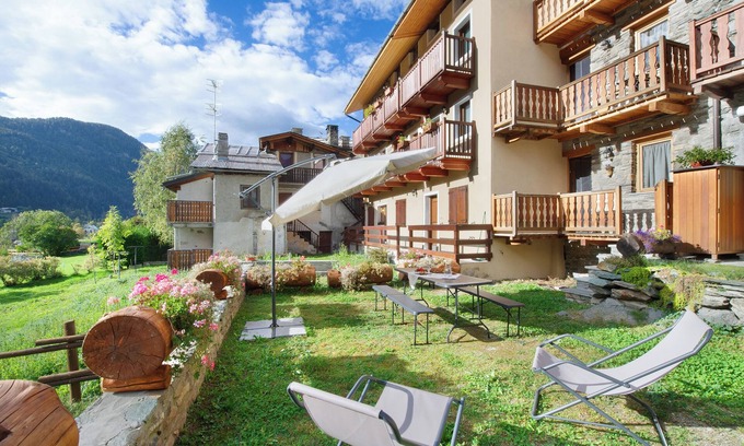 Brusson Apartment | Apartment "Lodge de la Fontaine" with Mountain View, Private Garden & 3 Balconies