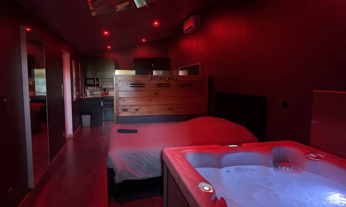 Caderousse Apartment | Apartment 'Love Room - Rhôna' with Wi-Fi and Air Conditioning