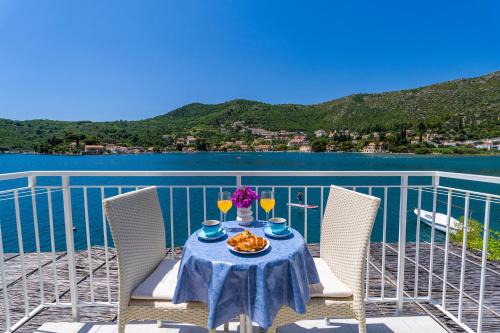 Zaton House | Apartment Lucija - waterfront with sunbeds!