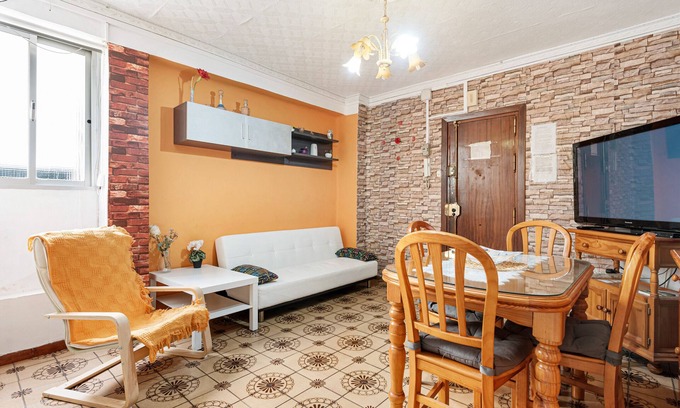Bailen-Miraflores Apartment | Apartment 'Lulu' with Wi-Fi & A/C