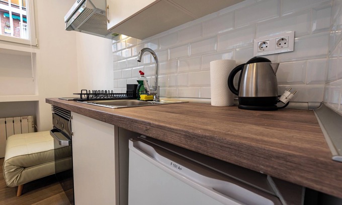 Ciudad Universitaria Apartment | Apartment Madrid Centro, 5 minutes walk from the metro, full bath, wash/dryer.