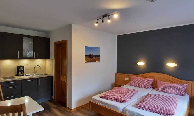 Finnentrop Apartment | Apartment 'Magnolie' with Private Terrace, Shared Garden and Wi-Fi