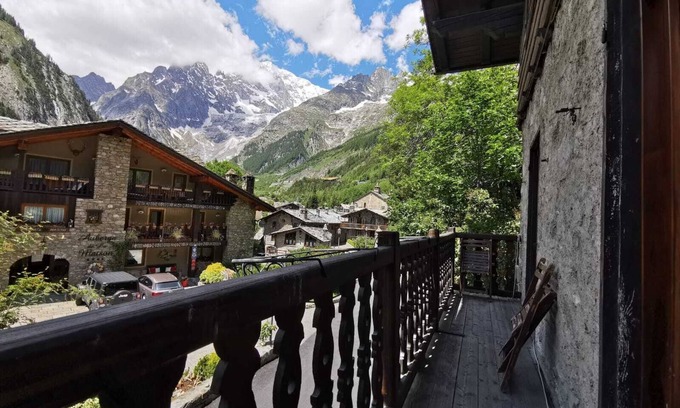 Entreves Apartment | Apartment 'Maison Esterina Vista Monte Bianco' with Mountain View, Shared Garden and Wi-Fi