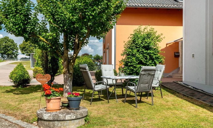 Arnstorf Apartment | Apartment 'Mayerhofer 1' with Private Terrace, Shared Garden and Wi-Fi