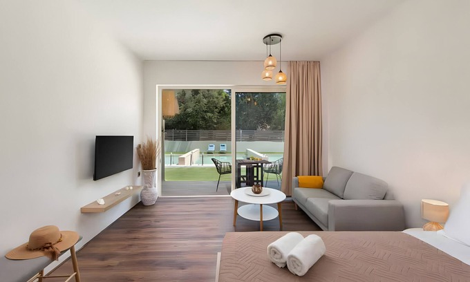 Archangelos Apartment | Apartment 'Mb Luxury Suites Charaki No 3' with Private Pool, Wi-Fi and Air Conditioning
