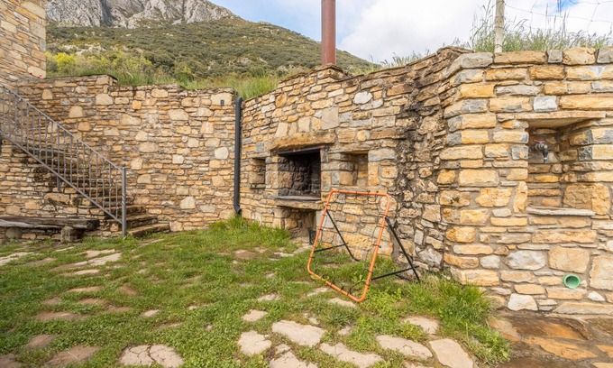 Valle de Lierp Apartment | Apartment 'Milano' with Mountain View, Private Terrace and Wi-Fi