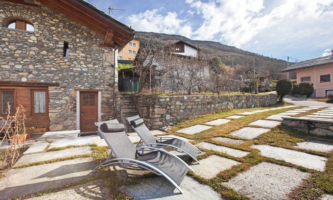 La Cretaz-Roisan Apartment | Apartment 'Mini House' with Mountain View, Private Terrace and Private Garden