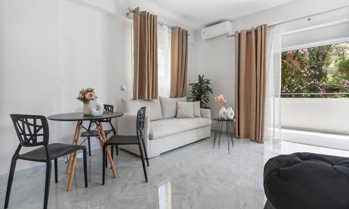 Episkopos Apartment | Apartment 'Miralis Deppy Groundfloor' with Balcony, Wi-Fi and Air Conditioning