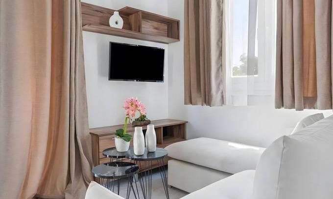 Episkopos Apartment | Apartment 'Miralis' with Mountain View, Wi-Fi and Air Conditioning