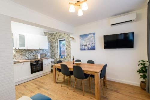 Brinje Apartment | Apartment Miranda with terrace and BBQ by the sea