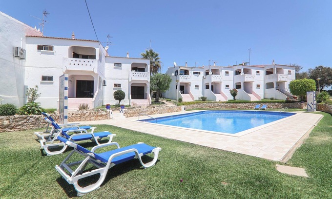 Alporchinhos Apartment | Apartment Moradia das Gaivotas 6 with Pool, Garden & Balcony
