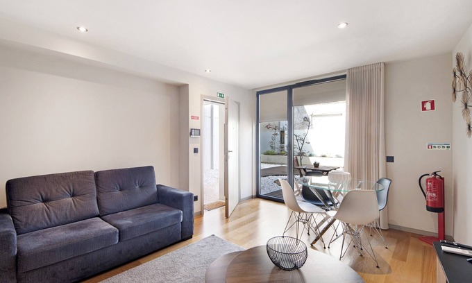 Aveiro Apartment | Apartment 'Morgado Granja Luxury Suites' with Private Garden, Wi-Fi and Air Conditioning