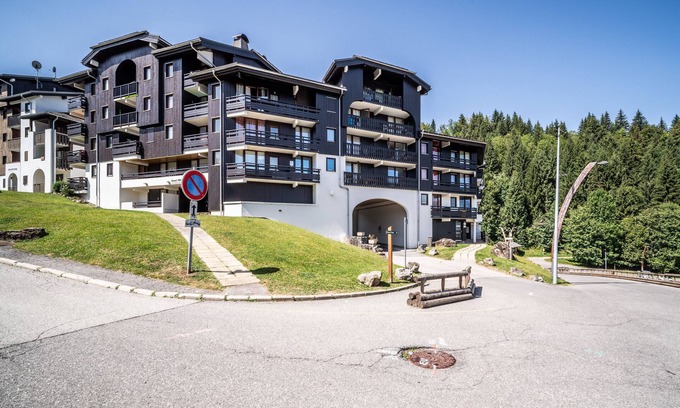 Morillon Apartment | Apartment 'Morillon' with Mountain View and Balcony