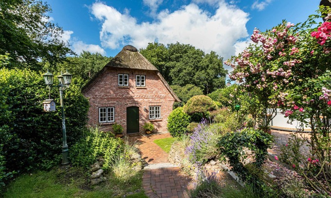 Dorpling Apartment | Apartment 'My Little Rose Cottage' with Private Terrace, Private Garden and Wi-Fi