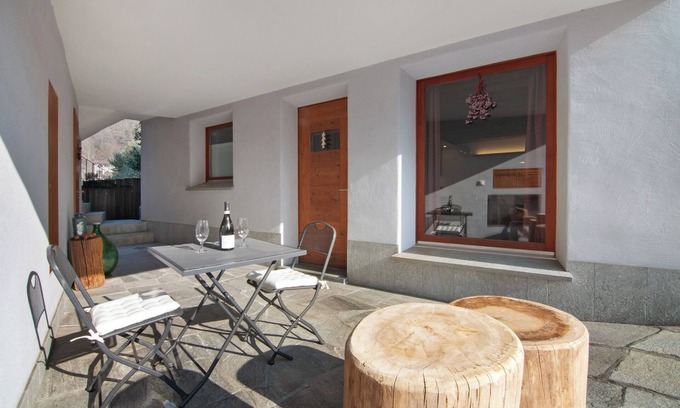 Verceia Apartment | Apartment 'Nadia' with Lake View, Private Terrace and Wi-Fi