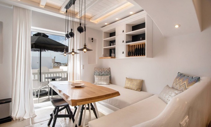 Old Town Naxos Apartment | Apartment 'Narcissus Luxury Suites - Dionysus' with Private Terrace, Wi-Fi and Air Conditioning