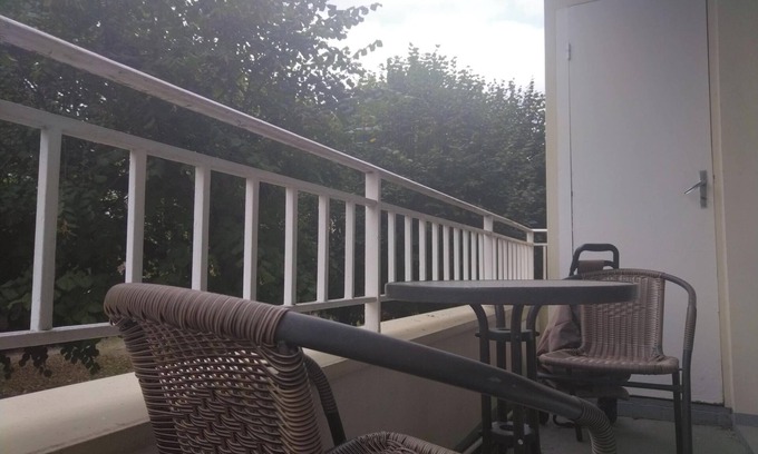 Enghien-les-Bains Apartment | Apartment near the station opposite a tree-lined square