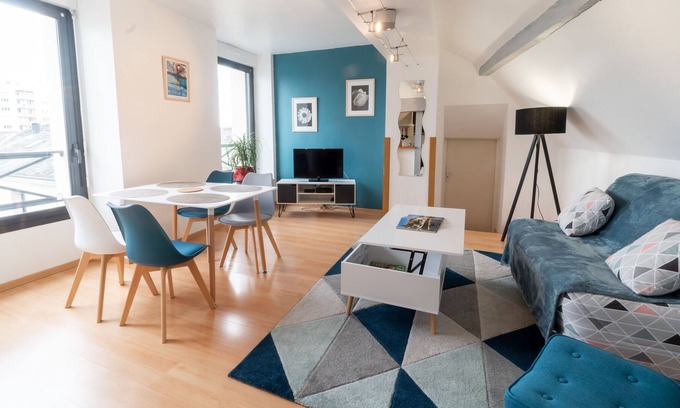 Laval Apartment | Apartment near downtown with parking. 5 people