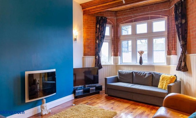 Whitefield Apartment | Apartment No 1 - The Old Red King Pub, Whitefield, Manchester