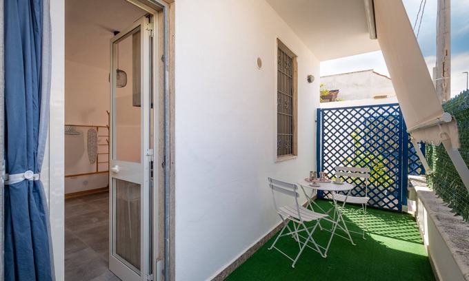 Sant'Isidoro Apartment | Apartment 'Oasi Del Conte Tre' with Private Terrace and Air Conditioning
