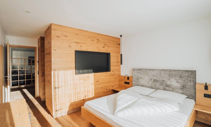 Rifiano Apartment | Apartment Oberegghof Hirzer with Mountain View, Pool and Wi-Fi