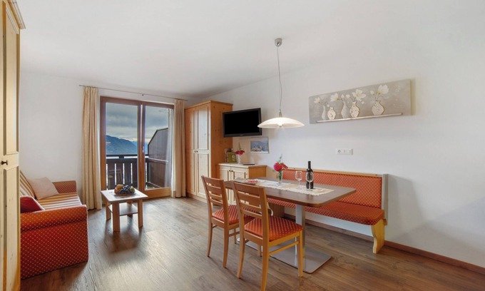 Tirolo Apartment | Apartment 'Oberötzbauer Enzian' with Mountain View, Shared Garden and Wi-Fi