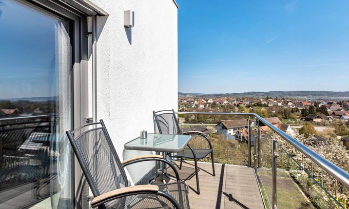 Wahlwies Apartment | Apartment 'Obersee' with Lake View, Shared Garden and Wi-Fi