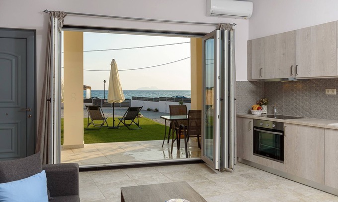 Kokinos Pirgos Apartment | Apartment on the beach promenade of Kokkinos Pirgos with sea view