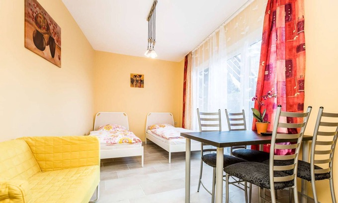 Muelheim Apartment | Apartment on the ground floor (W5) - 2x bedrooms - 4x single beds