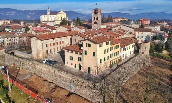 Bedizzole Apartment | Apartment Orange room in the Castle, near Lake Garda