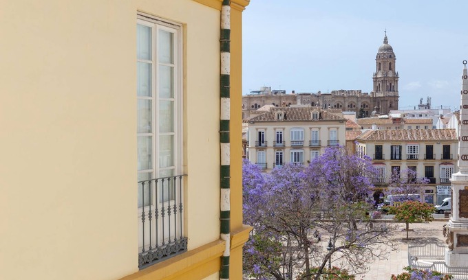 La Victoria Apartment | Apartment overlooking Plaza de la Merced in the building where Picasso was born