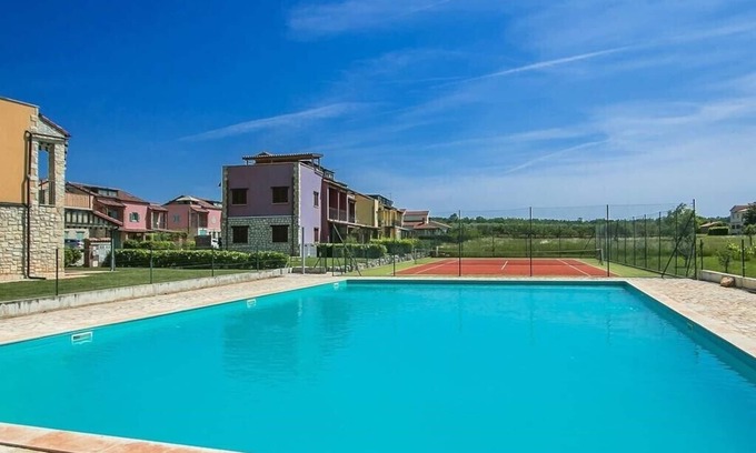 Gedici Apartment | Apartment Paradise with shared Pool and Tennis Court near Poreč