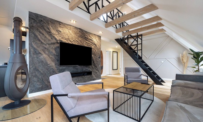 Halstenbek Apartment | Apartment 'Penthouse Kokorey' with Shared Garden, Balcony and Wi-Fi