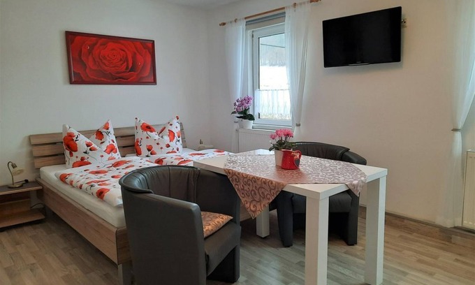 Pfaffendorf Apartment | Apartment "Pfaffenstein", living room/bedroom - Ferienhof Müller