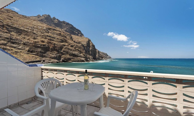 Alojera Apartment | Apartment 'Playa Azul - 8' with Sea Views, Private Terrace and Wi-Fi