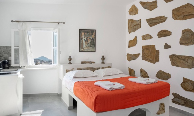 Amorgos Town Apartment | Apartment 'Politimi's Studio N4' with Mountain View, Wi-Fi and Air Conditioning