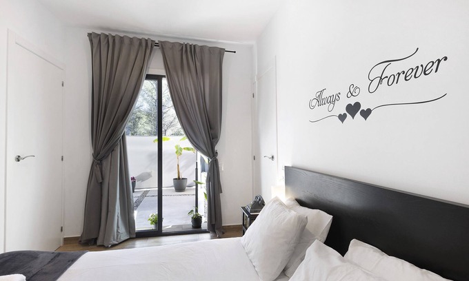 Vallpineda Apartment | Apartment 'Precioso Sitges' with Private Terrace, Wi-Fi and Air Conditioning
