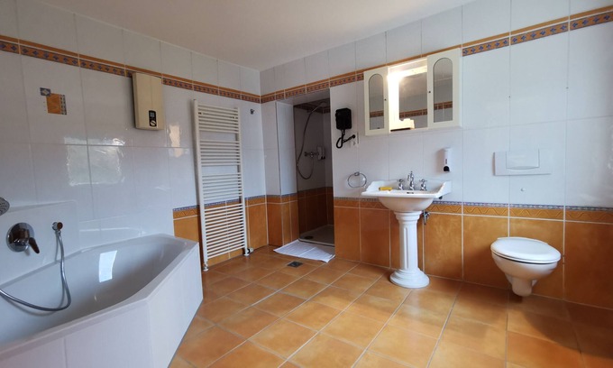 Dormagen Apartment | Apartment-Private Bathroom-Garden view